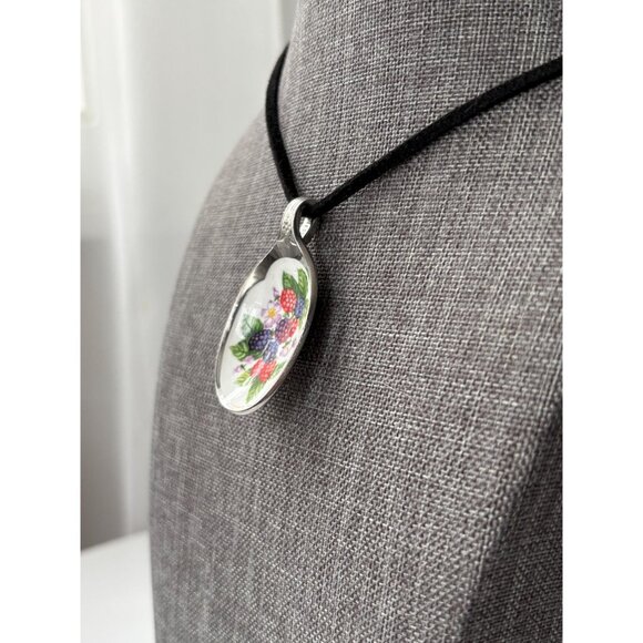 Vintage Avon Jelly Fruit Pendant Necklace: Berries silver souvenir spoon - Picture 4 of 6